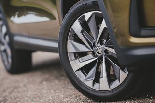 Také se řídíte radami z autoškoly ohledně tlaku v pneu? Zjistili jsme, jestli i mírné přehuštění není nebezpečné a co všechno ovlivní - Garáž.cz